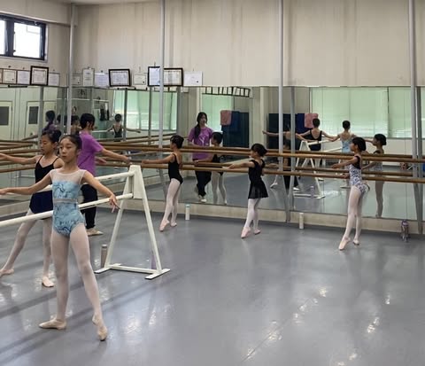 バレエスタジオアッサンブレ　Jr.A・B（A低学年・B高学年）バレエを始めたばかりの小学生クラス