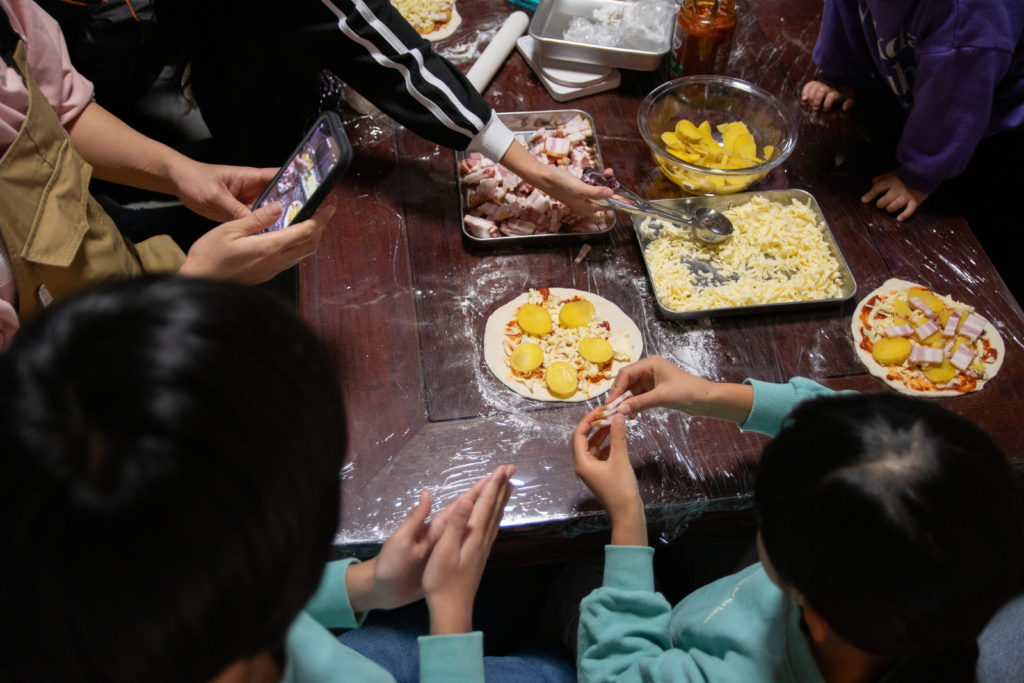 食育応援企画「野菜収穫とピザクッキング」でトッピング２