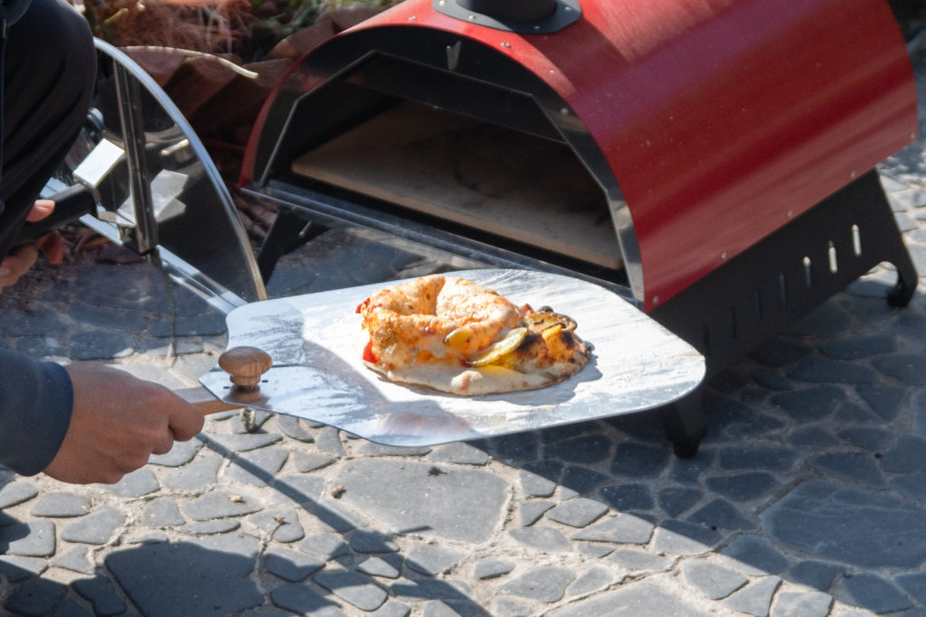食育応援企画「野菜収穫とピザクッキング」でピザ窯で焼いてもらいました