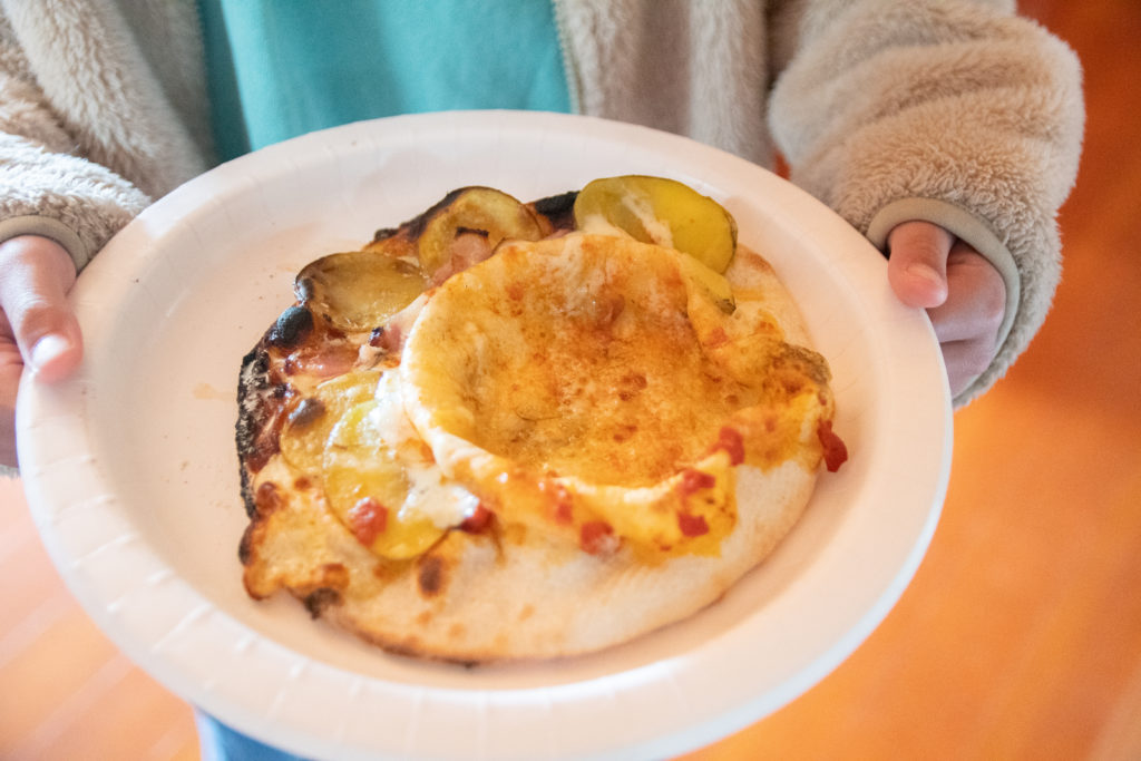 食育応援企画「野菜収穫とピザクッキング」でピザ窯で焼いてもらいましたピザの写真