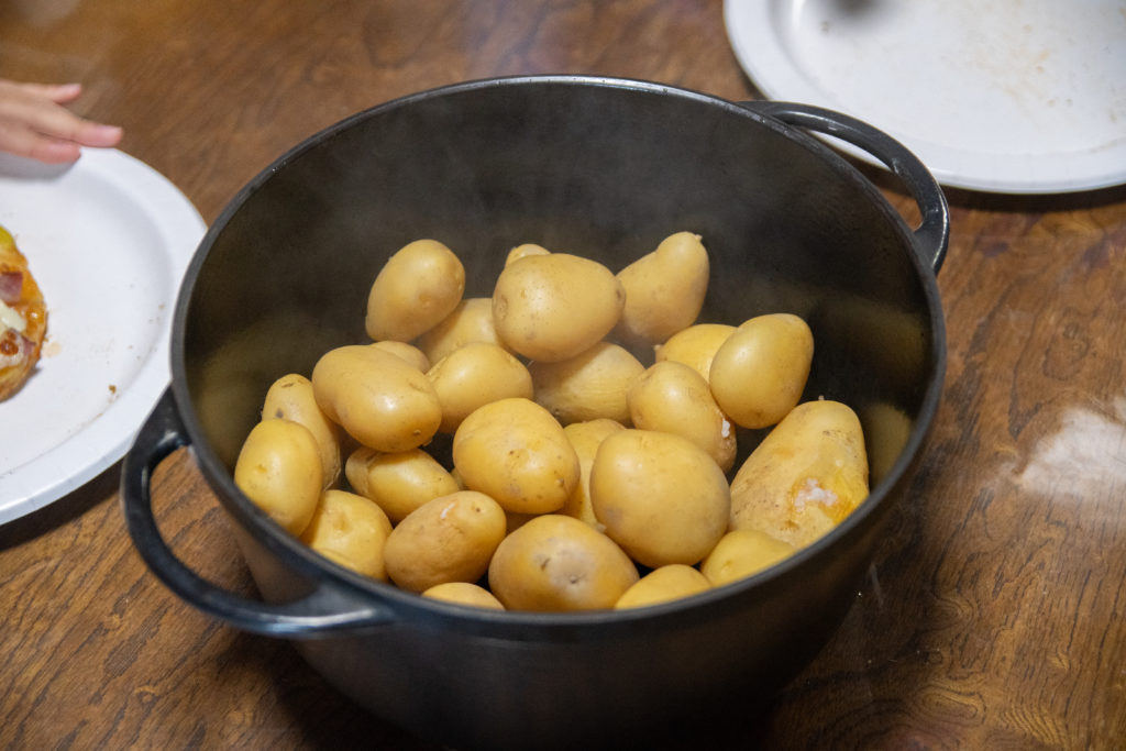 食育応援企画「野菜収穫とピザクッキング」で蒸したジャガイモもいただきました。