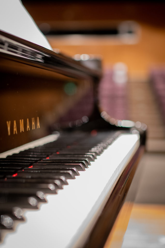 発表会で弾くピアノ　奥からの写真