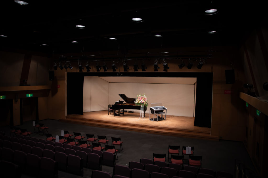 客席から見た舞台