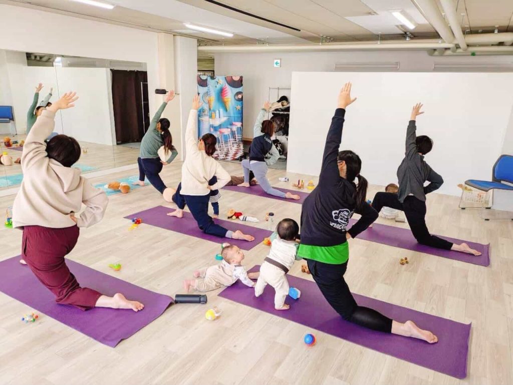 ベビーヨガしてる親子たち